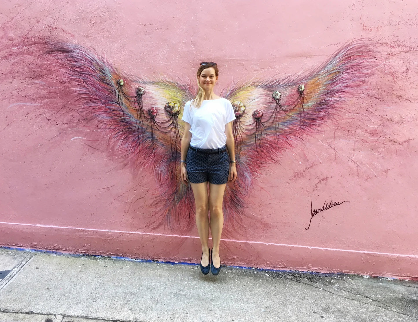 COLOUFUL HONG KONG STREET ART STORIES